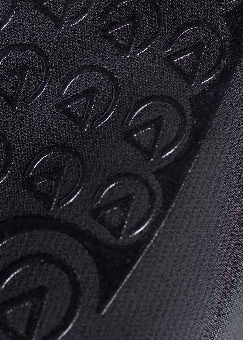 Detailed view of the Affinity® Silicone full seat on the black breech, providing a fully flexible, secure grip.