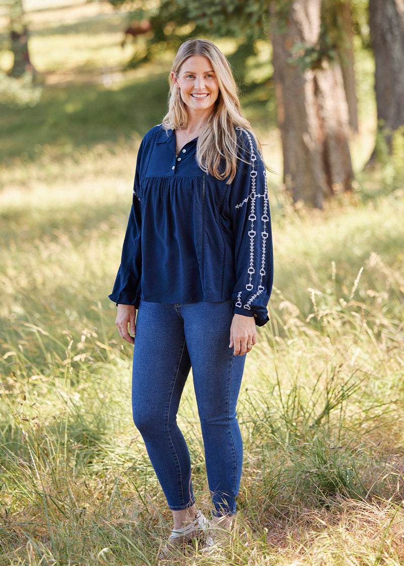 NAVY::variant::Bit and Rein Embroidered Blouse