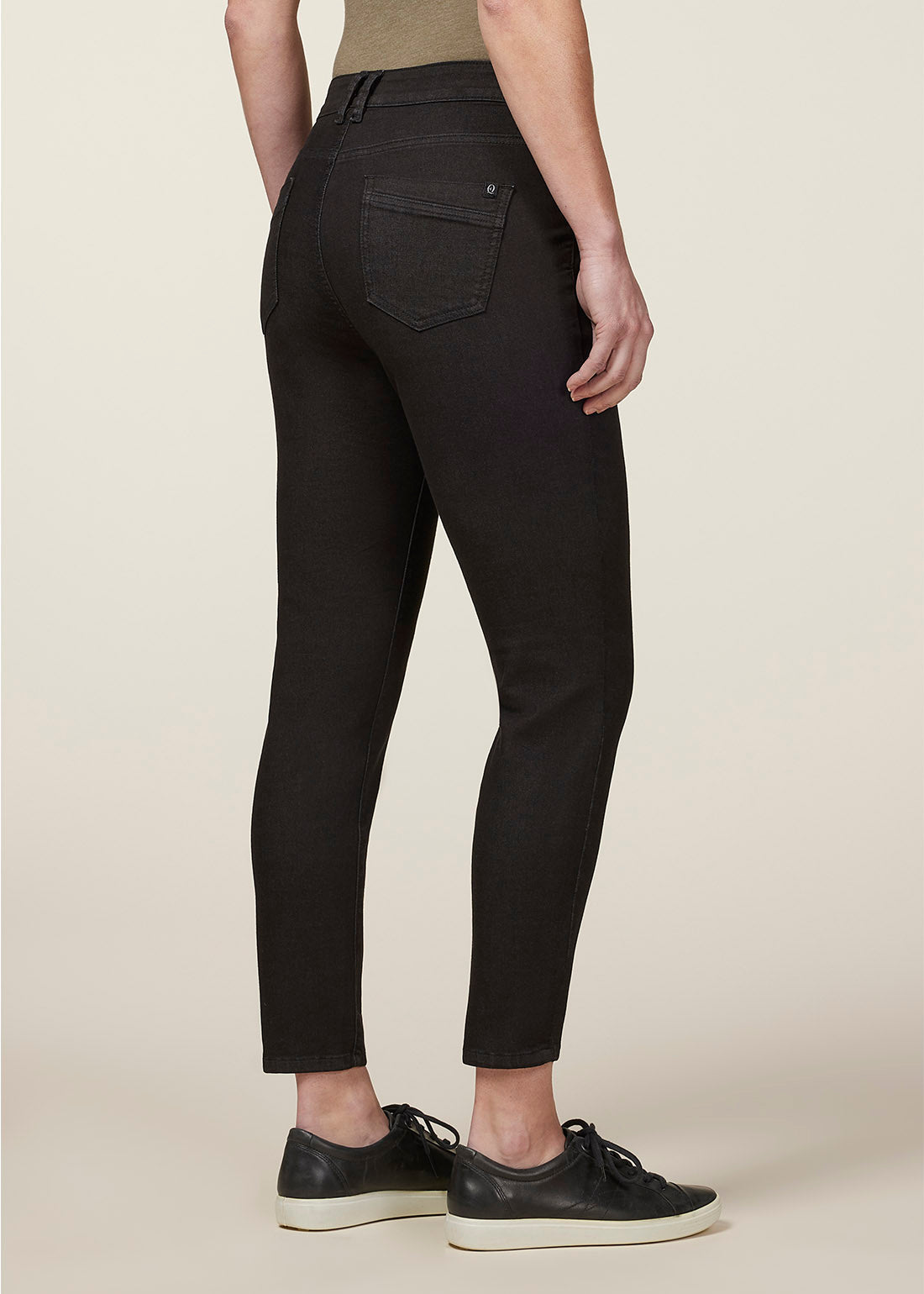 BLACK::variant::In Motion Cropped Pant