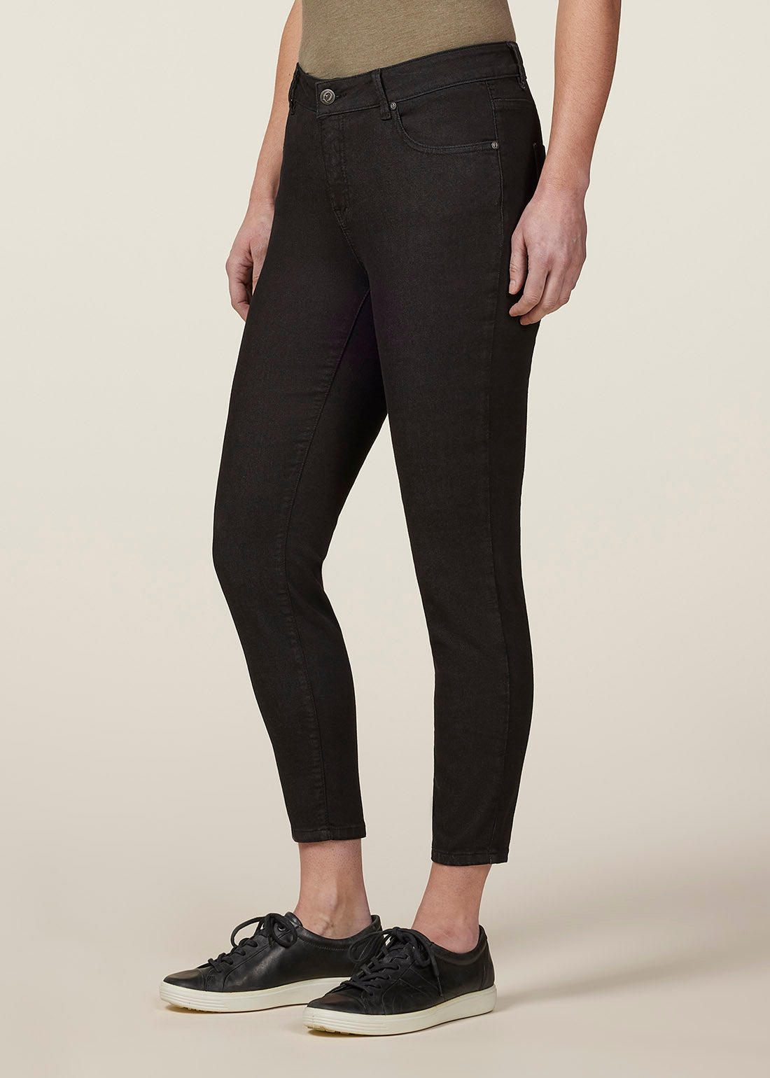 BLACK::variant::In Motion Cropped Pant