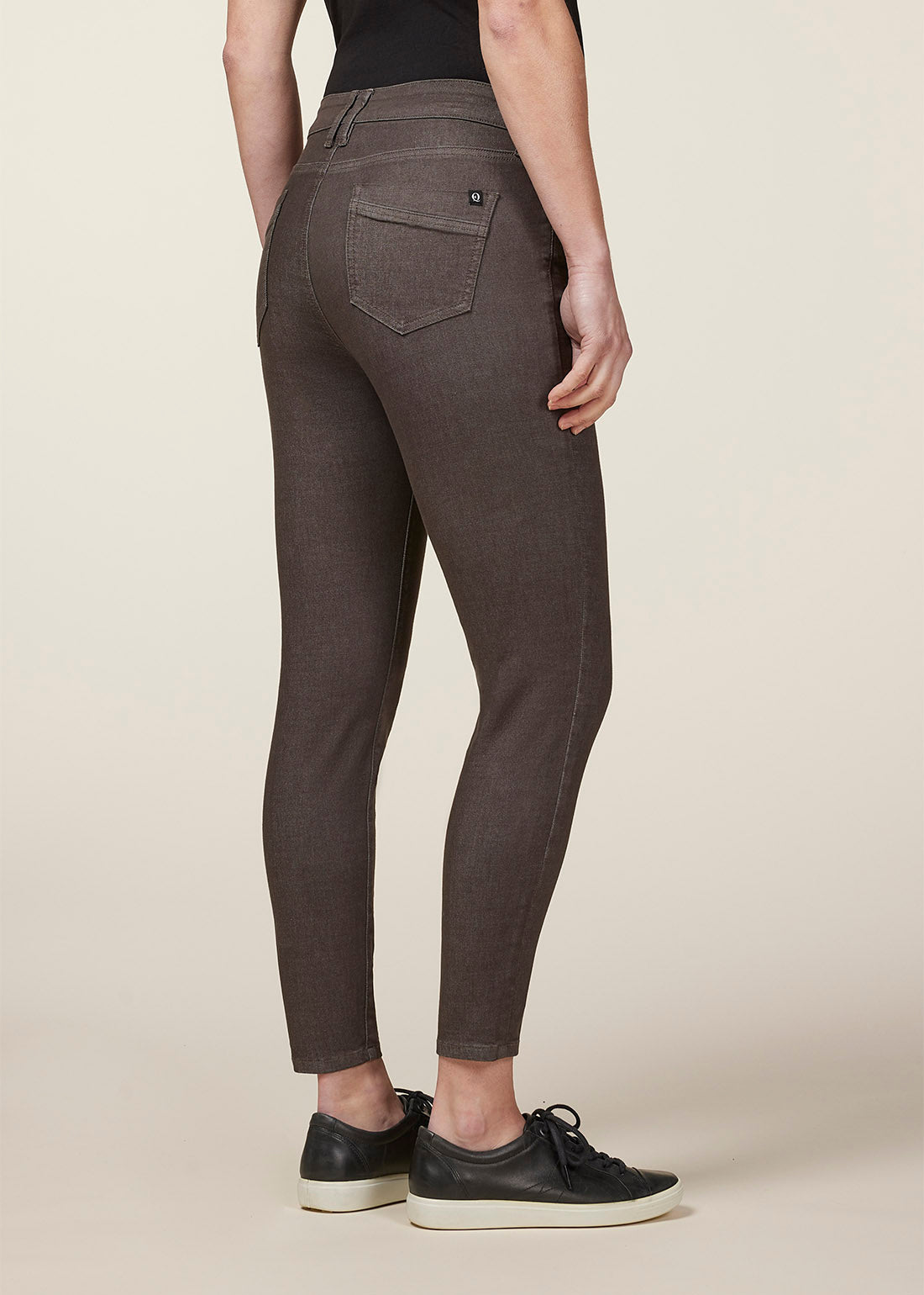 CAPER::variant::In Motion Cropped Pant