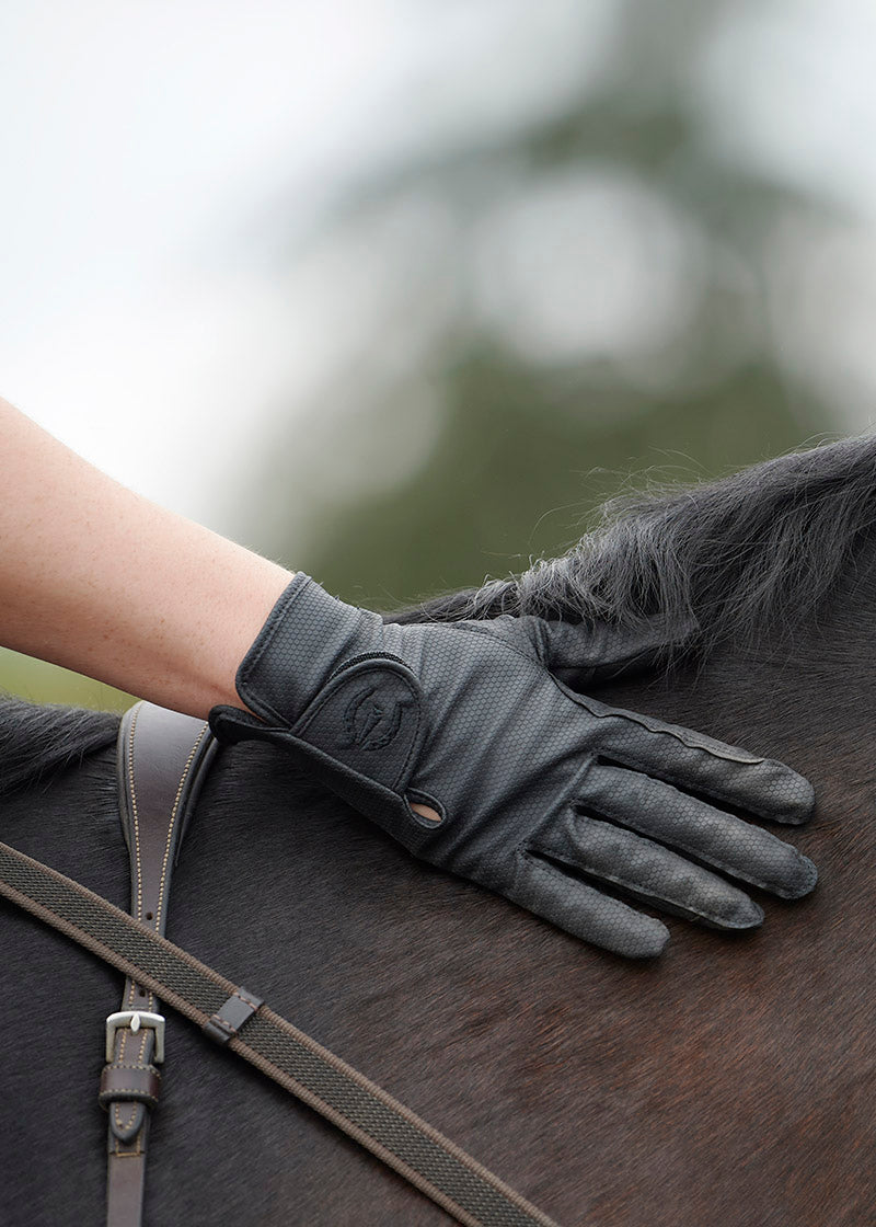 Detailed view of the adjustable Velcro wrist closure on the Kerrits Grip Lite Gloves, ensuring a customizable and secure fit.